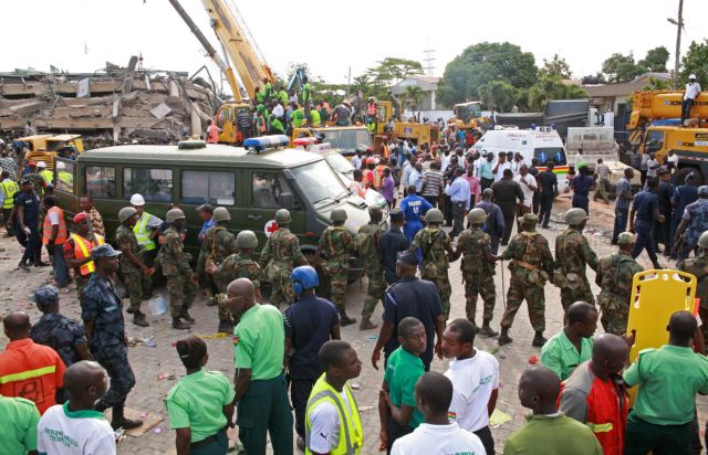 Δεκάδες παραμένουν εγκλωβισμένοι στα συντρίμμια του εμπορικού κέντρου στην Γκάνα